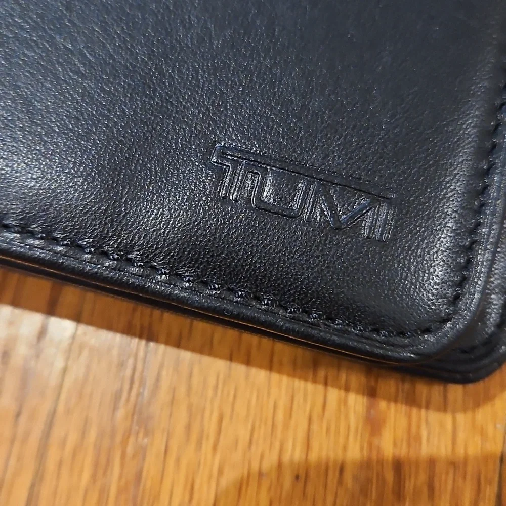 TUMI Leather Passport Case And Wallet - Picture 2 of 9